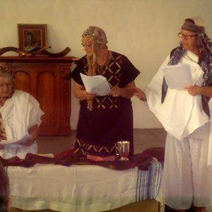 Tess de Kock se skets van â€˜n antieke Joodse Bruilof word opgevoer, met vlnr Amanda Woest, Dineke Stecher en Tess de Kock